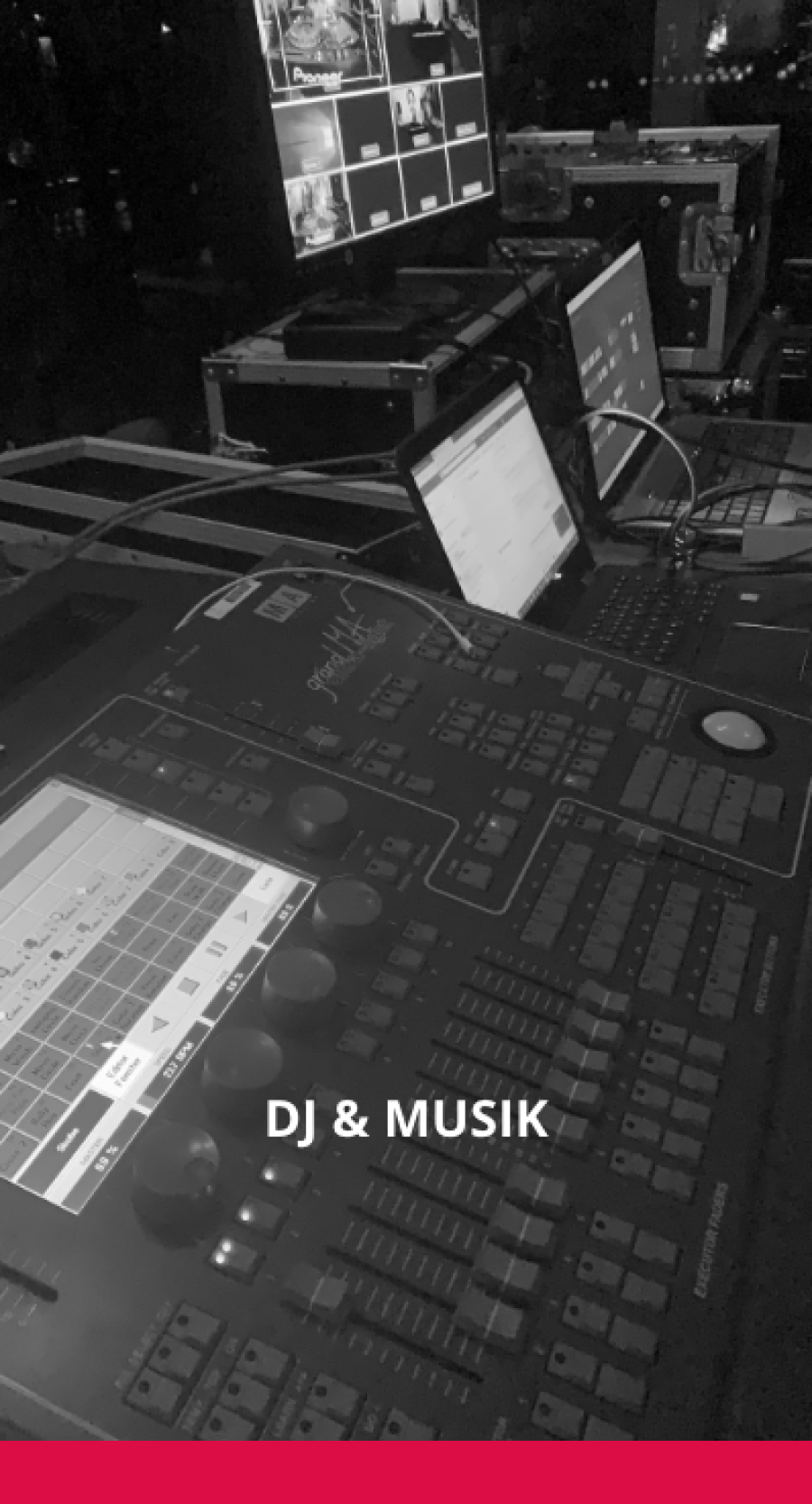 Bild mit DJ Equipment im Hintergrund